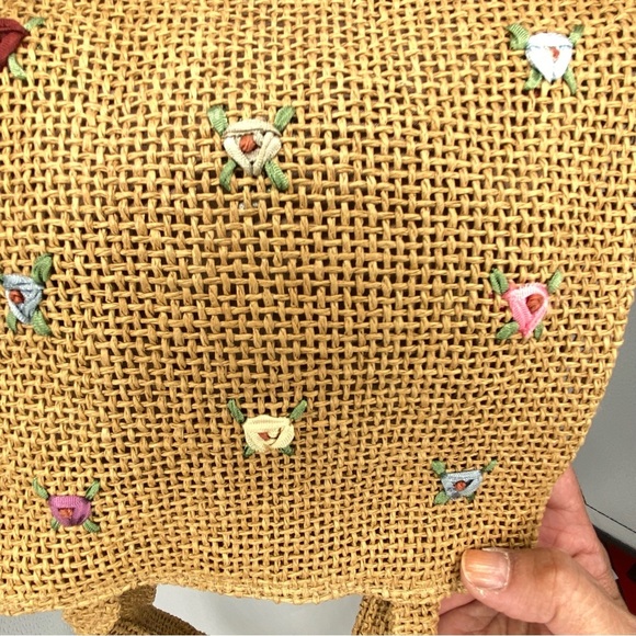 Small Handcrafted Tan Woven Tote Bag with Broiderie Little Flowers - Picture 8 of 9